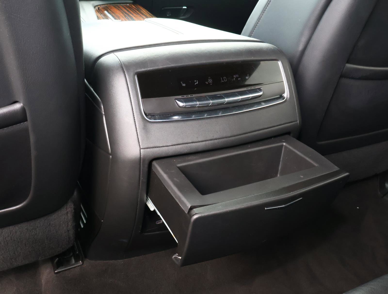 Used 2022 Cadillac Escalade ESV Premium Luxury AWD/4WD image 18