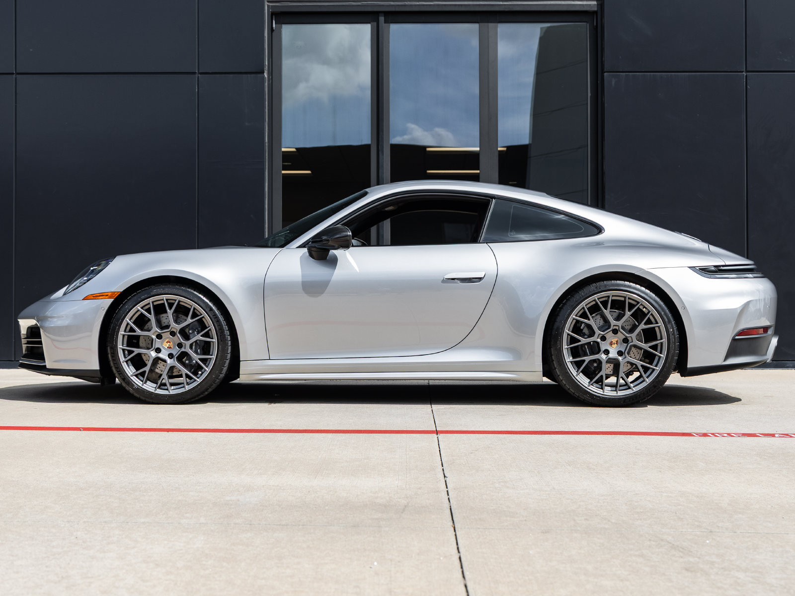 Used 2025 Porsche 911 Carrera RWD image 2