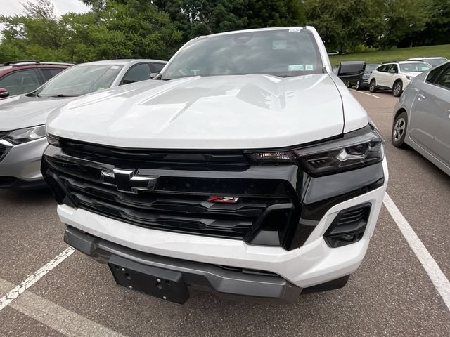 Used 2024 Chevrolet Colorado Z71 w/ Z71 Convenience Package 2 AWD/4WD image 3