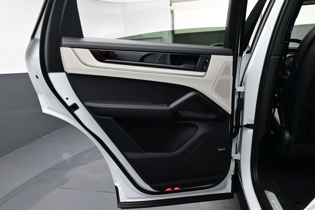 New 2026 Porsche Cayenne E-Hybrid Coupe AWD/4WD image 15