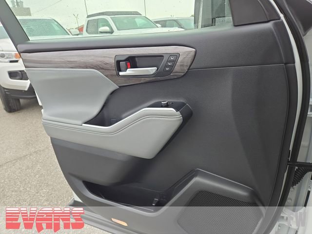 Certified 2025 Toyota Highlander Platinum image 18