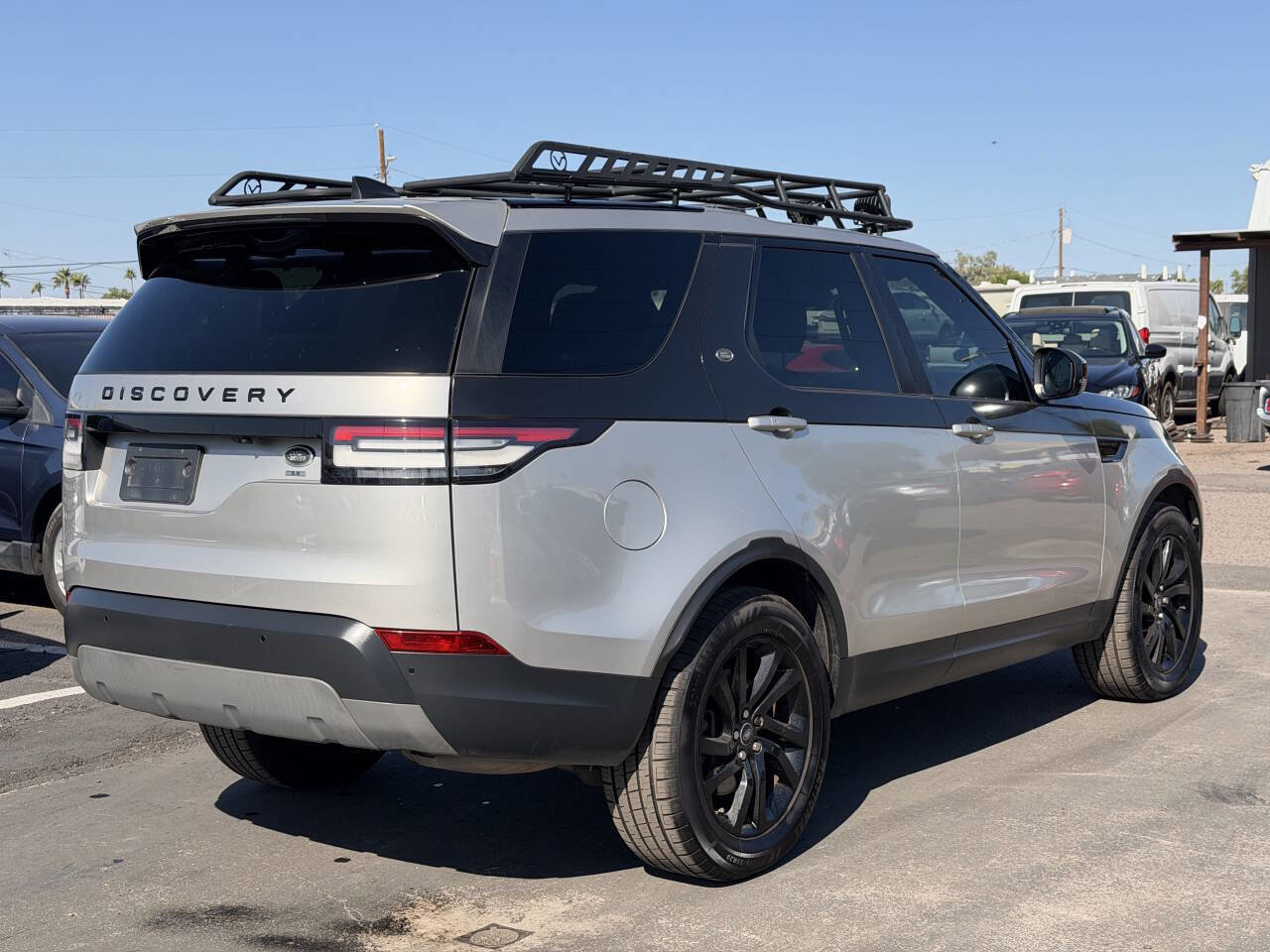 Used 2017 Land Rover Discovery SE image 13