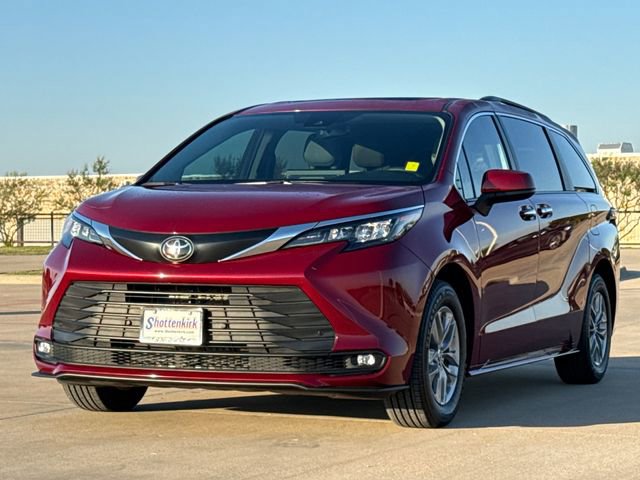 Used 2026 Toyota Sienna XLE FWD image 3