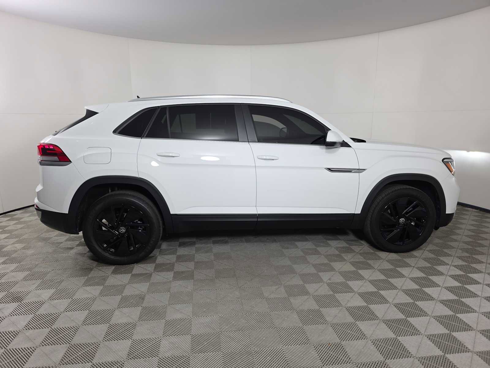 Used 2023 Volkswagen Atlas Cross Sport SE w/ Panoramic Sunroof Package image 9