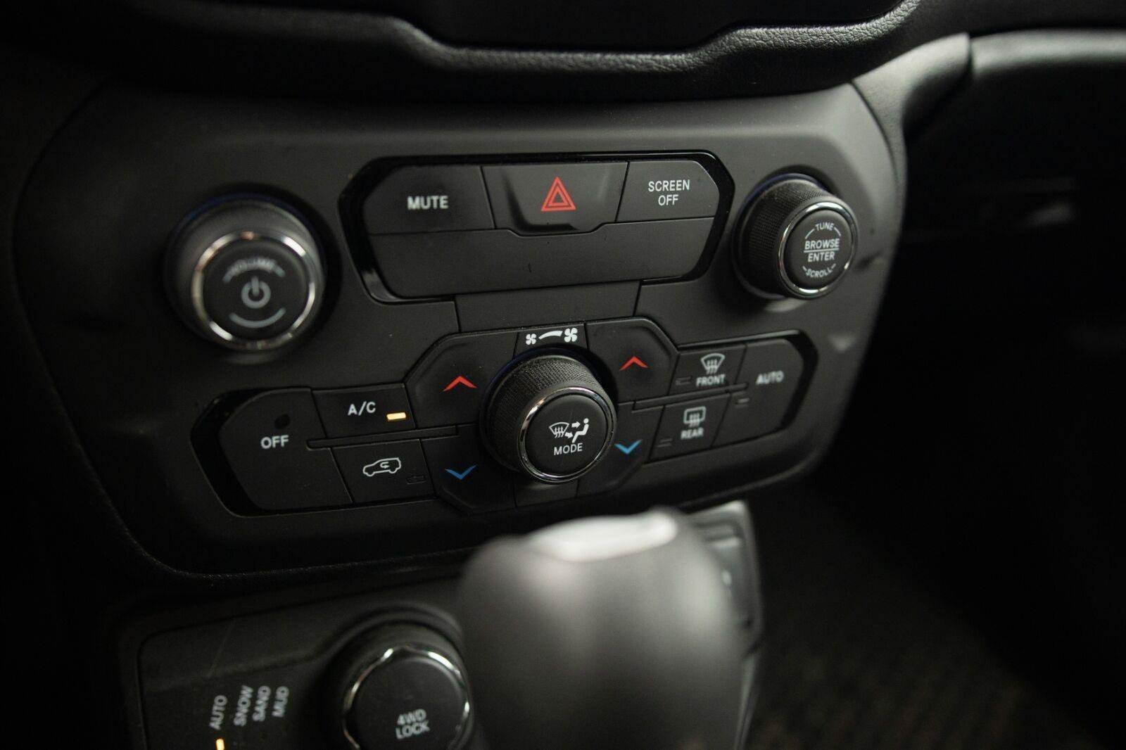 Used 2019 Jeep Renegade Latitude w/ Safety & Security Group II AWD/4WD image 9