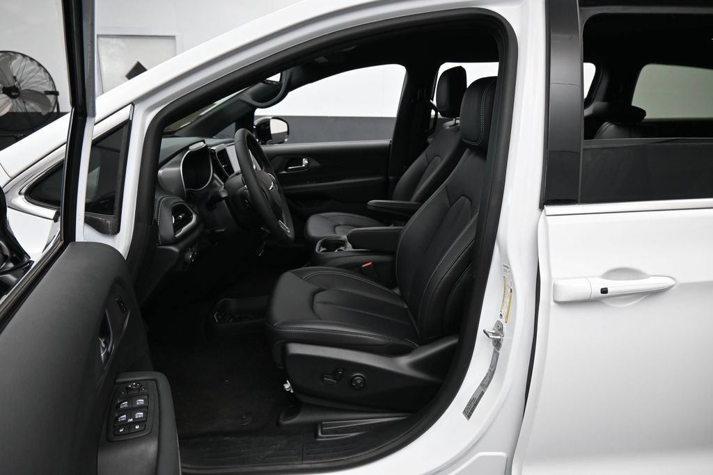 Used 2025 Chrysler Pacifica Select FWD image 11