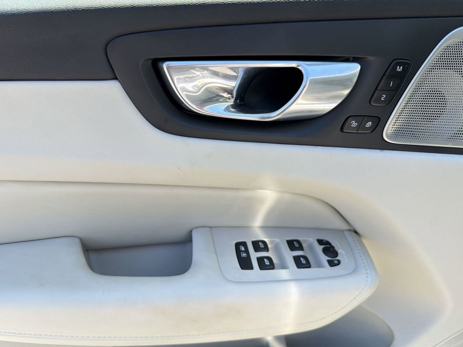 Used 2023 Volvo XC60 B5 Ultimate w/ Protection Package Premier image 12