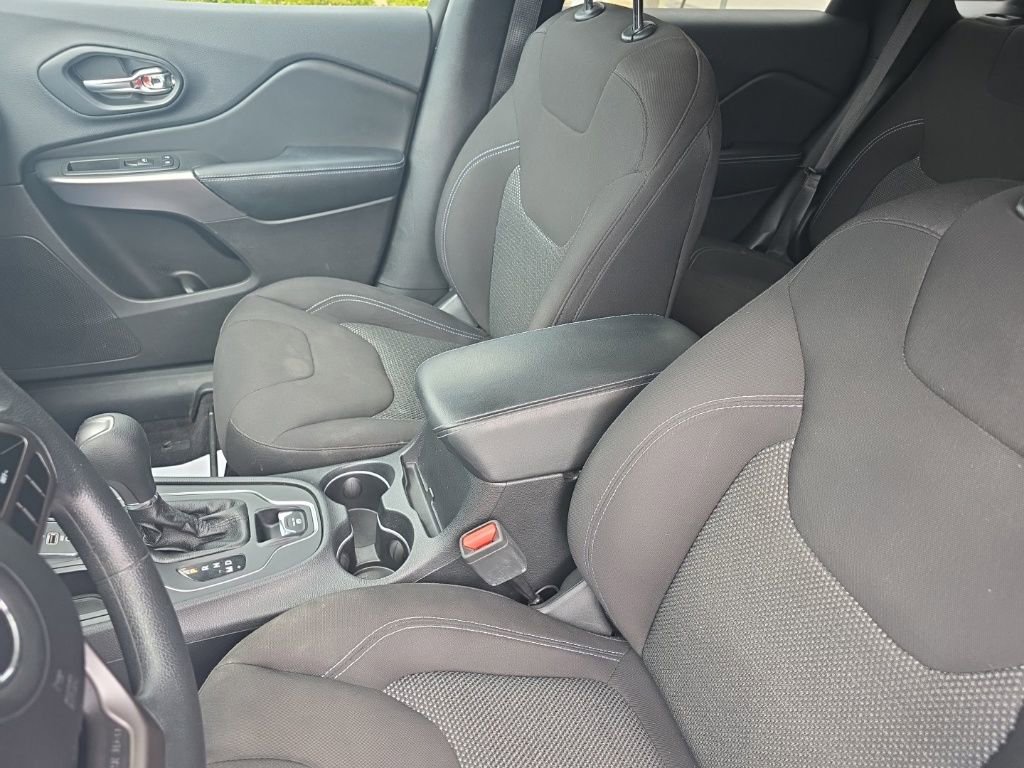 Used 2019 Jeep Cherokee Latitude w/ Popular Appearance Group image 13