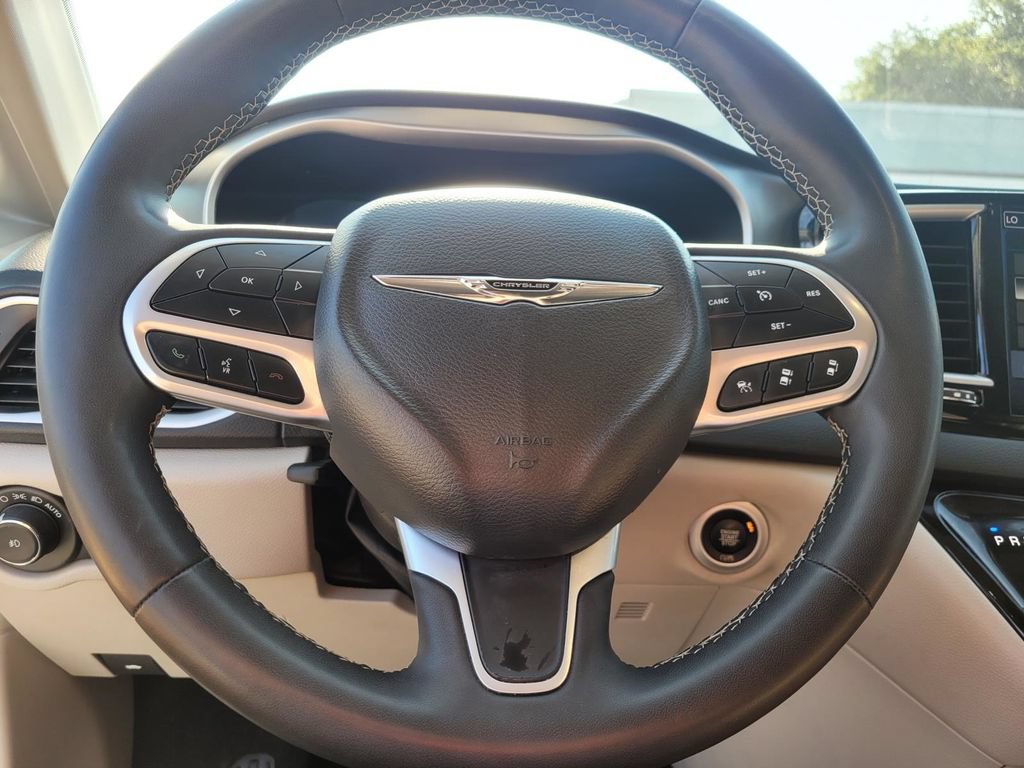 Used 2024 Chrysler Pacifica Touring-L FWD image 23