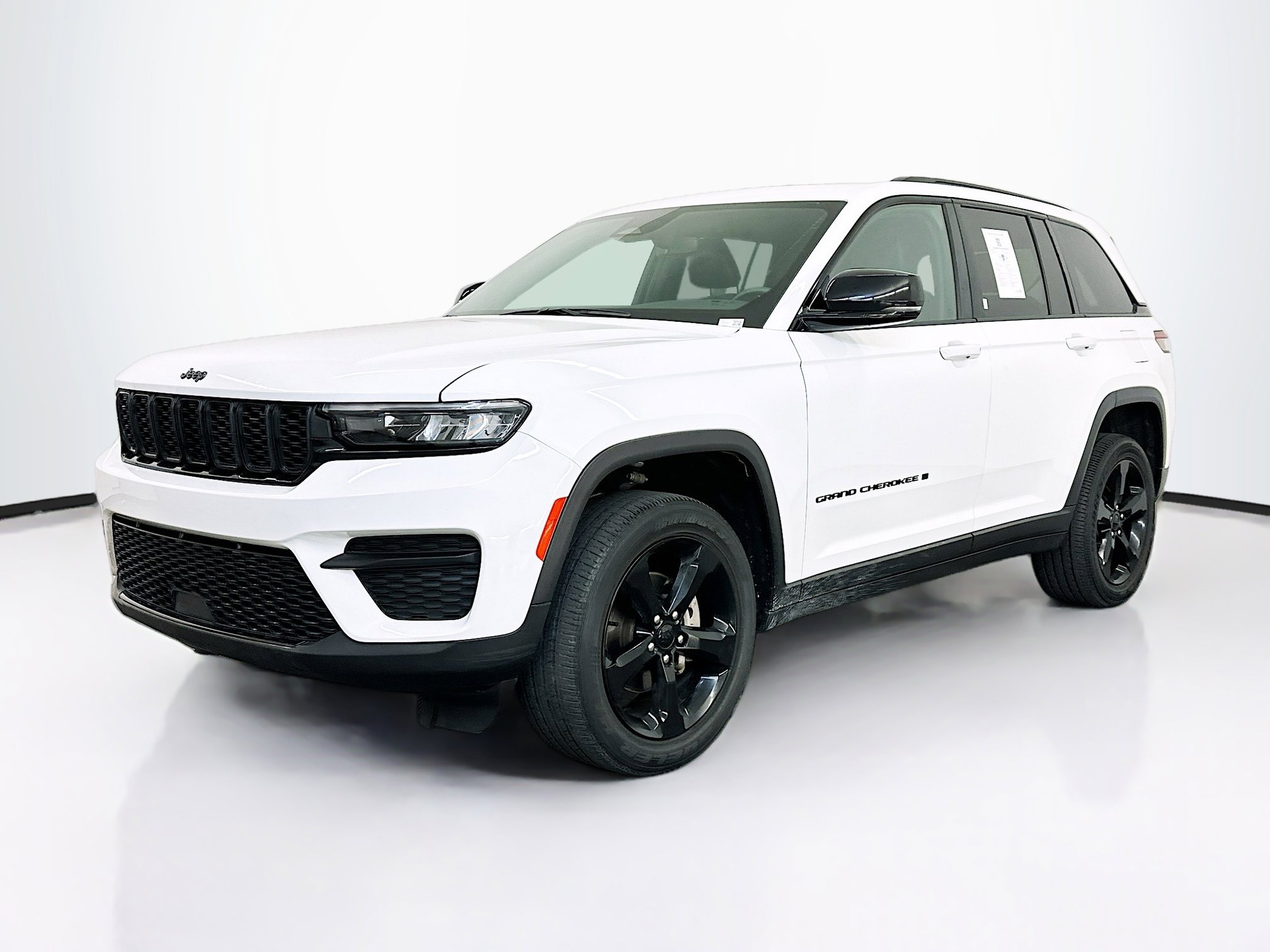 Used 2023 Jeep Grand Cherokee Altitude image 3