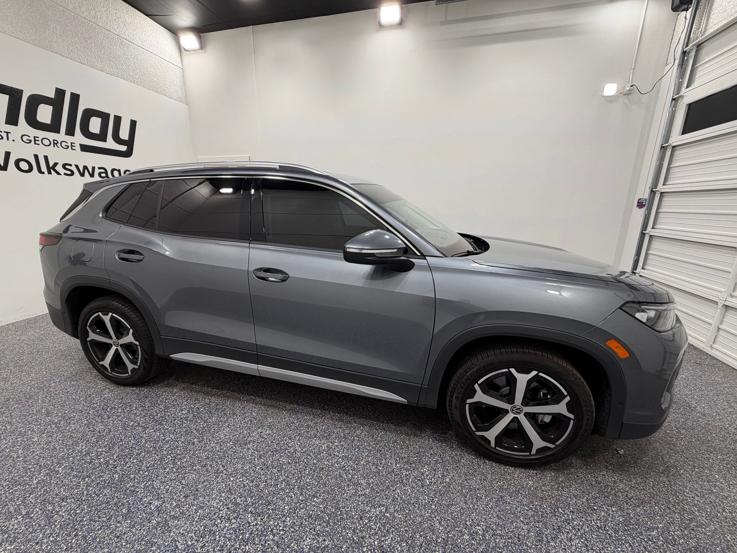 Used 2026 Volkswagen Tiguan SE w/ Panoramic Sunroof Package AWD/4WD image 8