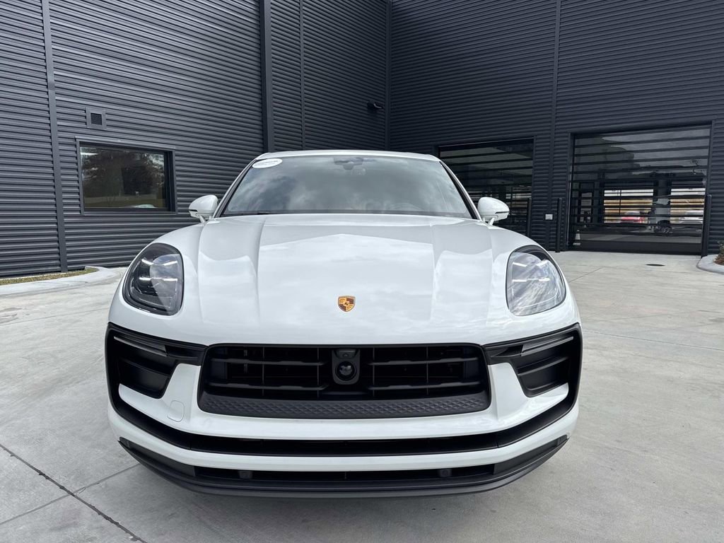 Certified 2025 Porsche Macan image 6