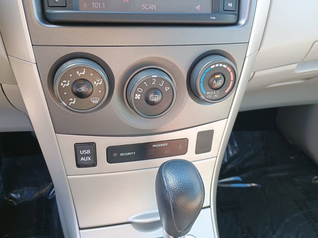 Used 2013 Toyota Corolla LE image 29