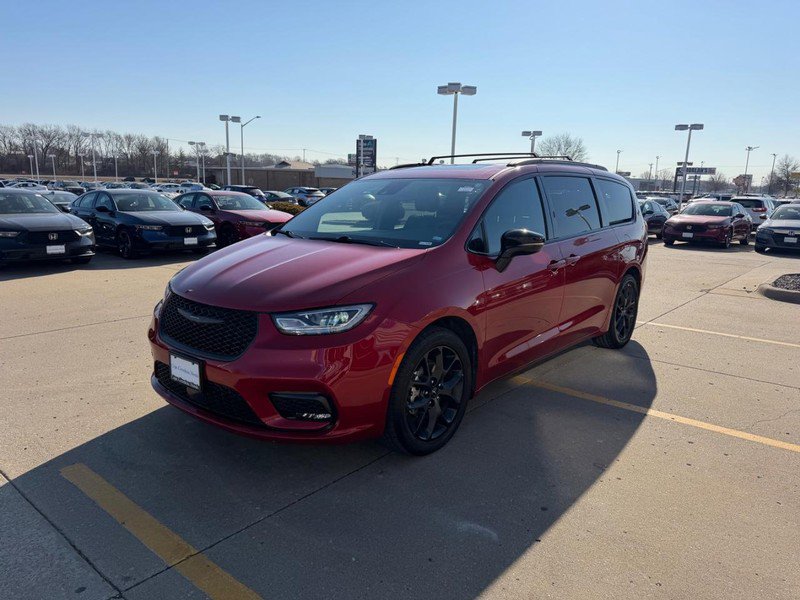 Used 2025 Chrysler Pacifica Limited FWD image 7