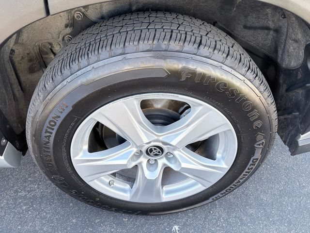 Used 2021 Toyota Highlander LE FWD image 25