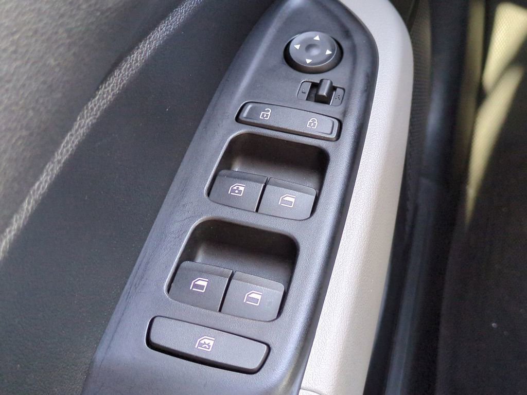 Certified 2025 Hyundai Venue SEL image 22