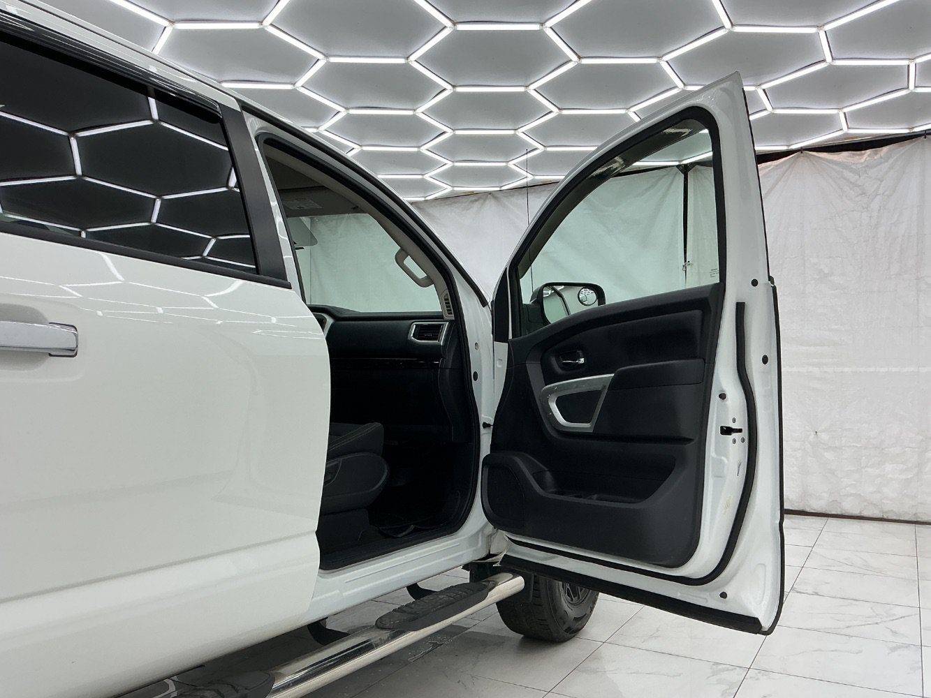 Used 2019 Nissan Titan SV AWD/4WD image 17