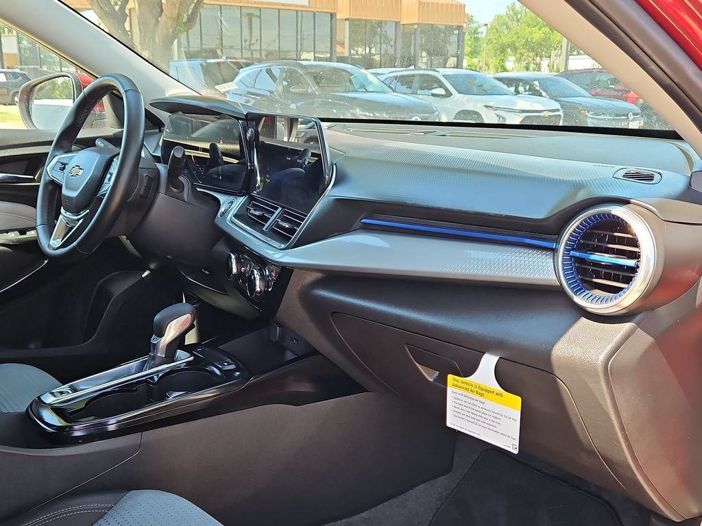 Used 2025 Chevrolet Trax LT w/ LT Convenience Package FWD image 32