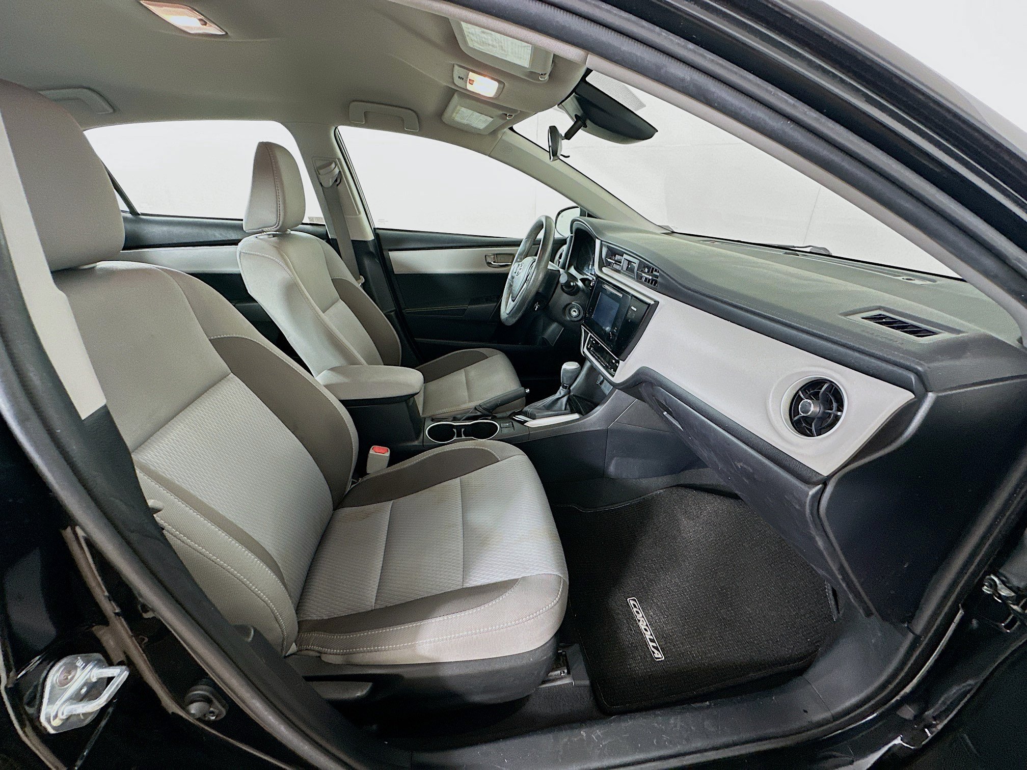 Used 2017 Toyota Corolla LE w/ Carpet Mat Package (TMS) FWD image 29