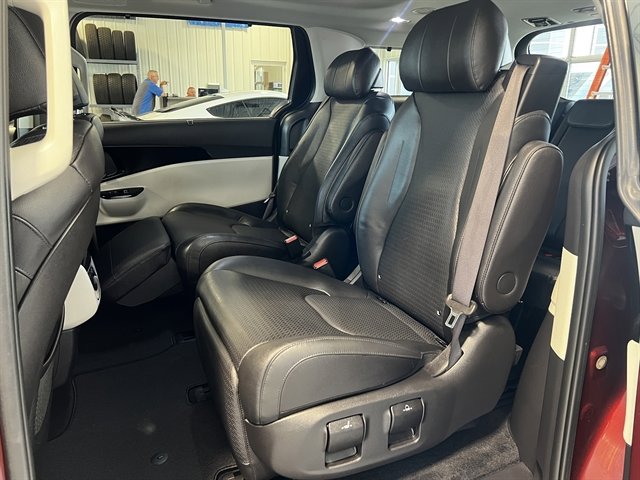 Used 2024 Kia Carnival SX Prestige image 16