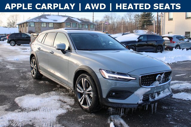 Used 2025 Volvo V60 B5 Cross Country Plus image 2