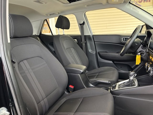 Used 2023 Hyundai Venue SEL image 25