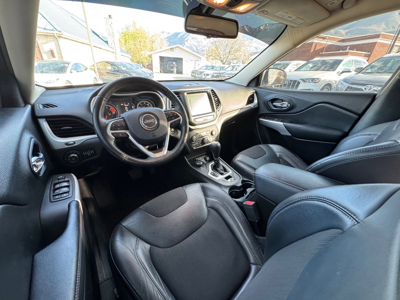 Used 2018 Jeep Cherokee Latitude Plus w/ Cold Weather Group image 17