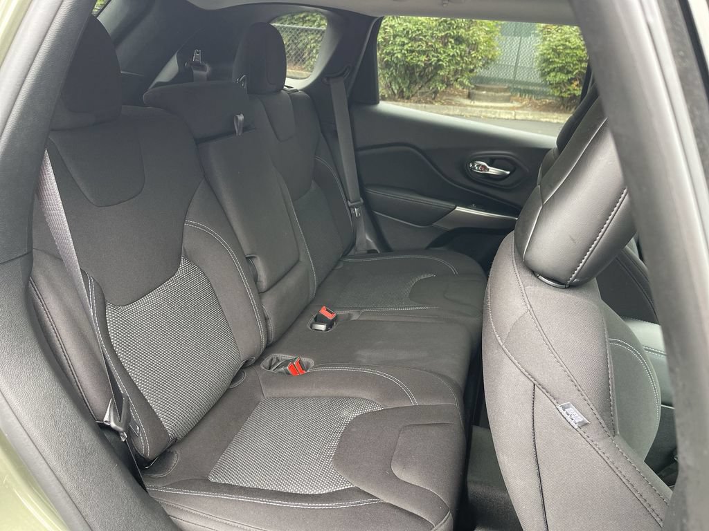 Used 2021 Jeep Cherokee Latitude FWD image 24