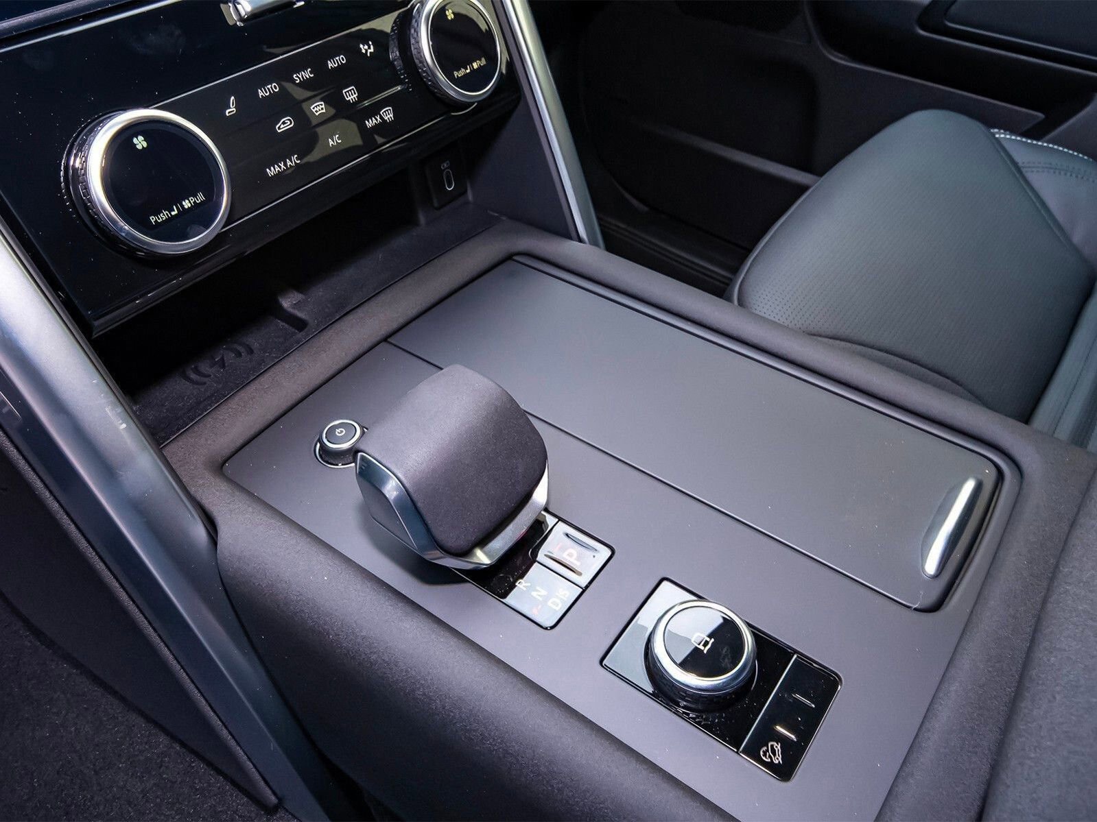 New 2026 Land Rover Discovery Limited Edition image 30