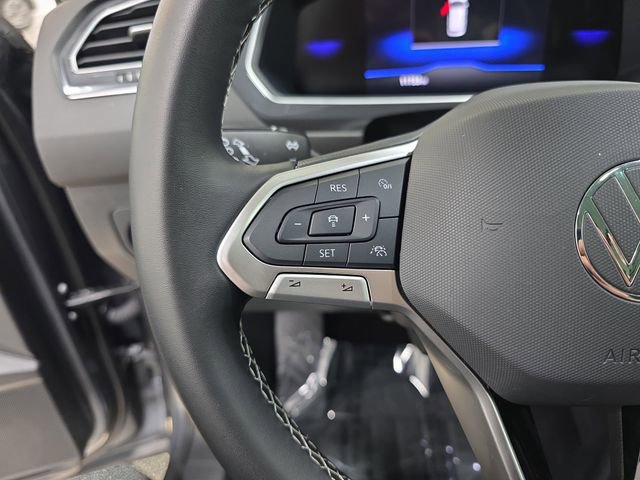 Used 2024 Volkswagen Tiguan SE w/ Panoramic Sunroof Package image 17