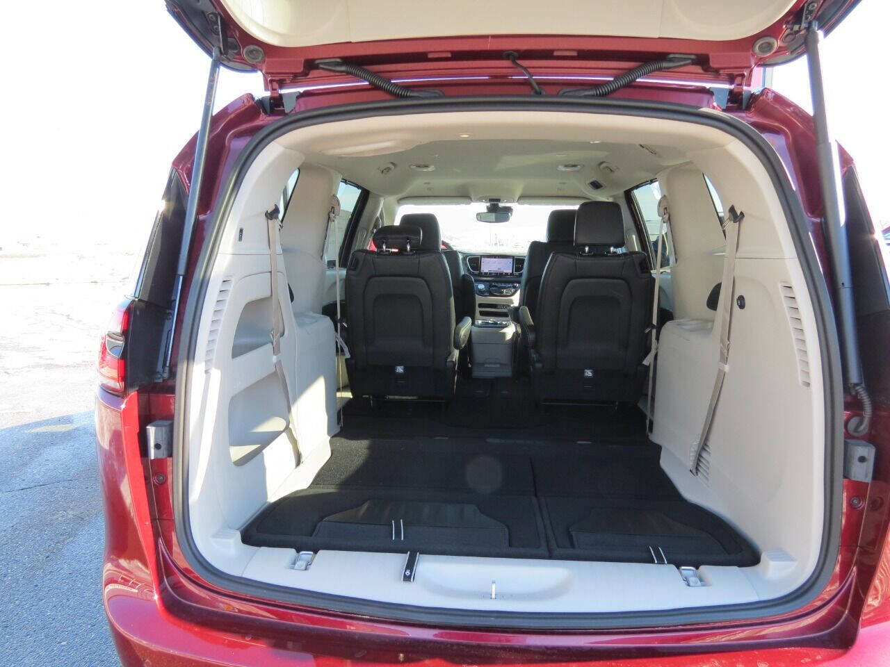 Used 2023 Chrysler Pacifica Touring-L image 14