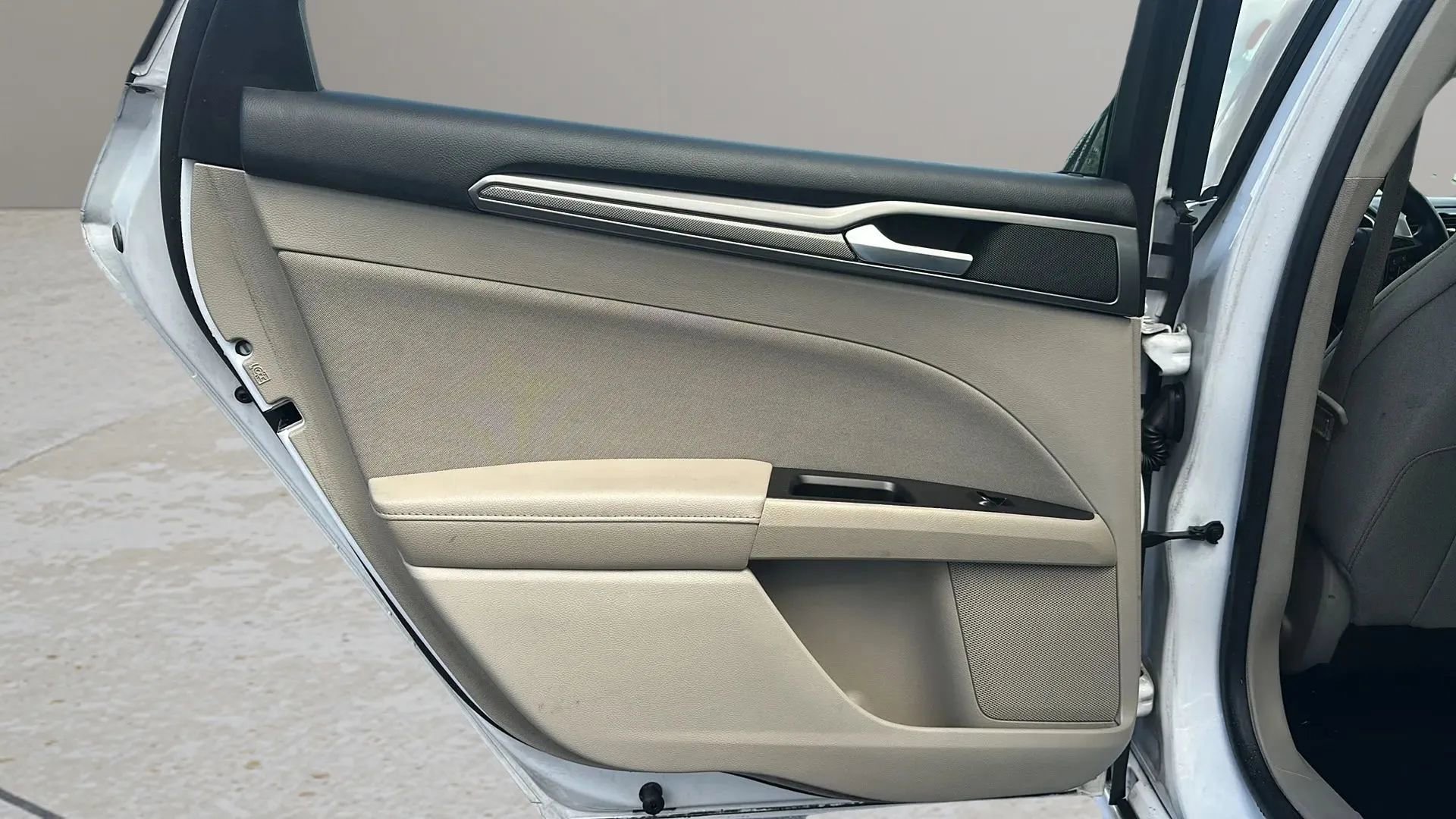 Used 2017 Ford Fusion SE FWD image 31