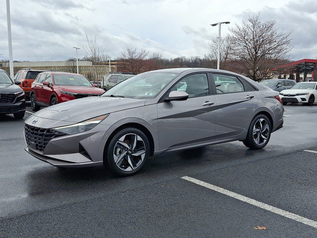 Used 2023 Hyundai Elantra SEL w/ Convenience Package image 3