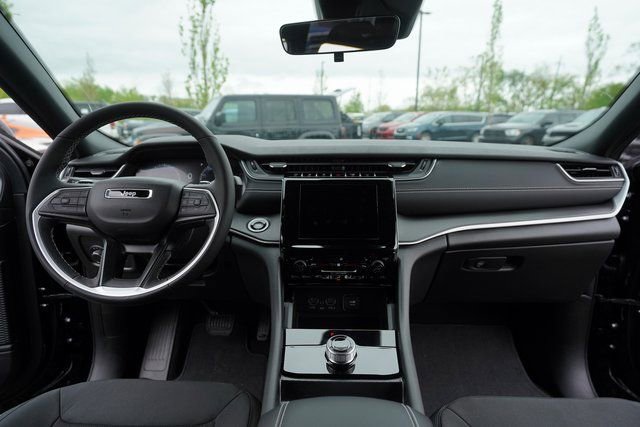 New 2025 Jeep Grand Cherokee Laredo X w/ Luxury Tech Group I image 22