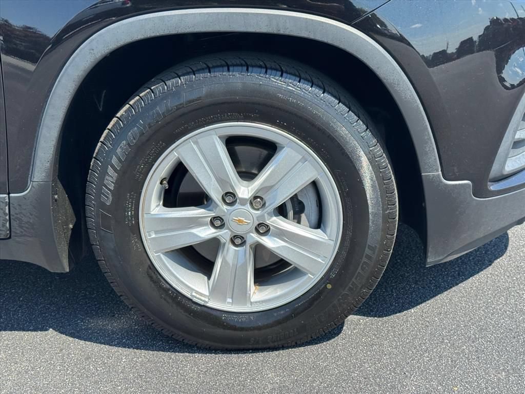 Used 2020 Chevrolet Trax LS w/ Tint and Cruise Package FWD image 9