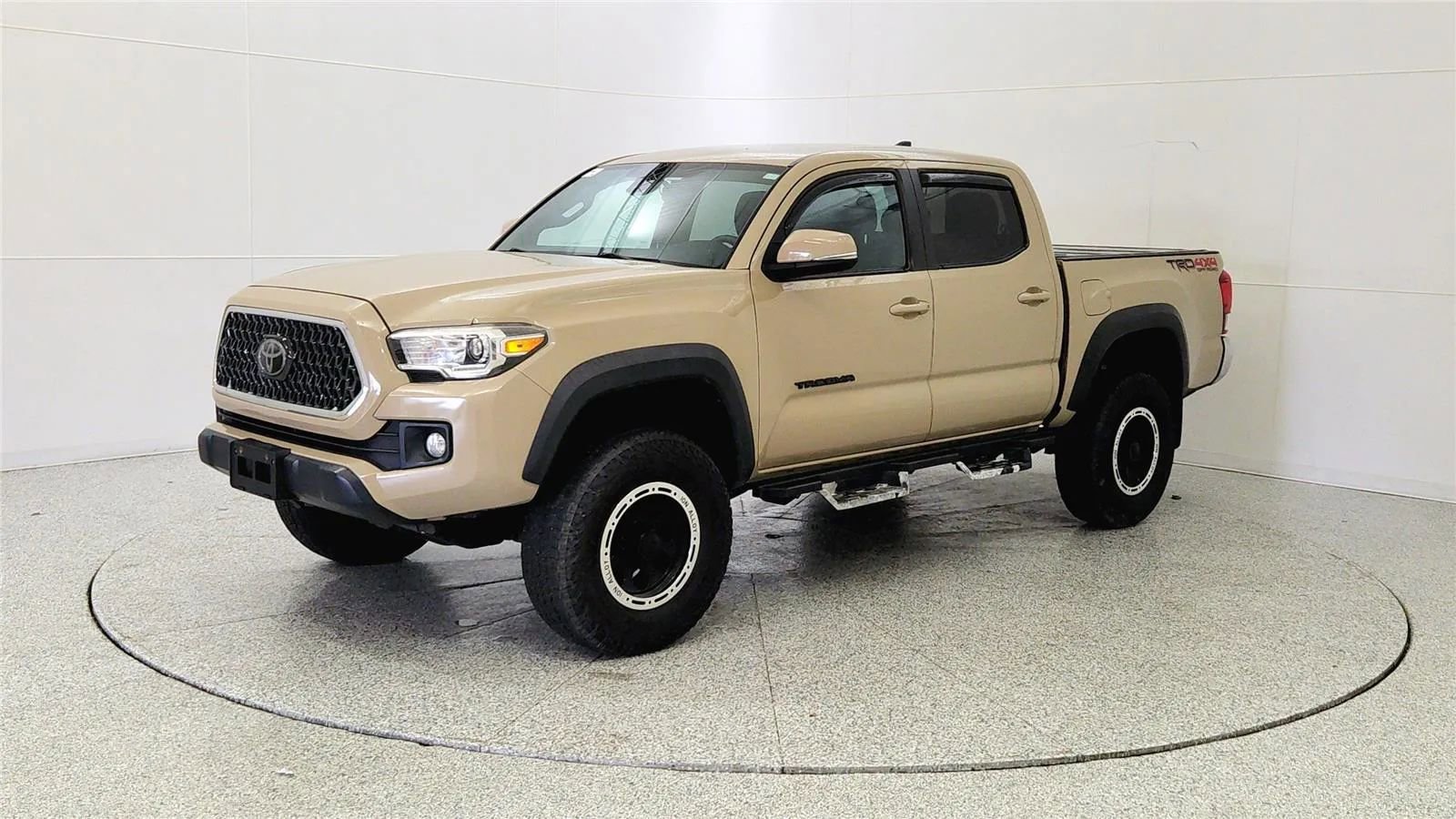 Used 2018 Toyota Tacoma TRD Off-Road AWD/4WD image 3