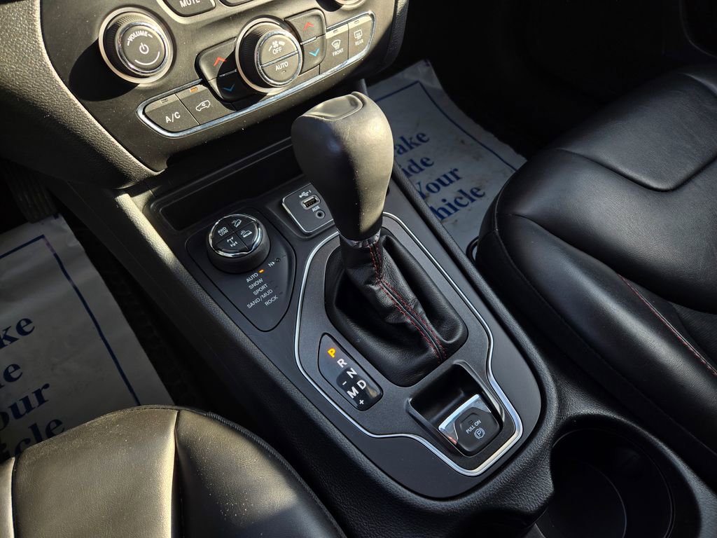 Used 2019 Jeep Cherokee Trailhawk w/ Cold Weather Group image 23