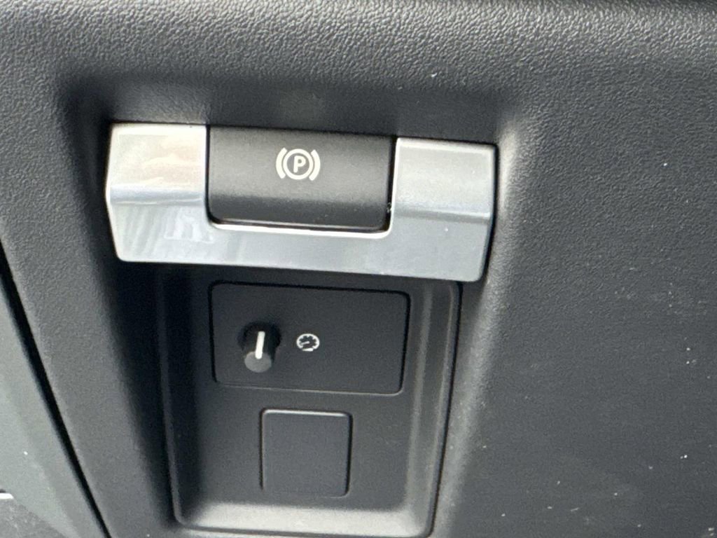 New 2026 Land Rover Defender 110 X-Dynamic SE image 30