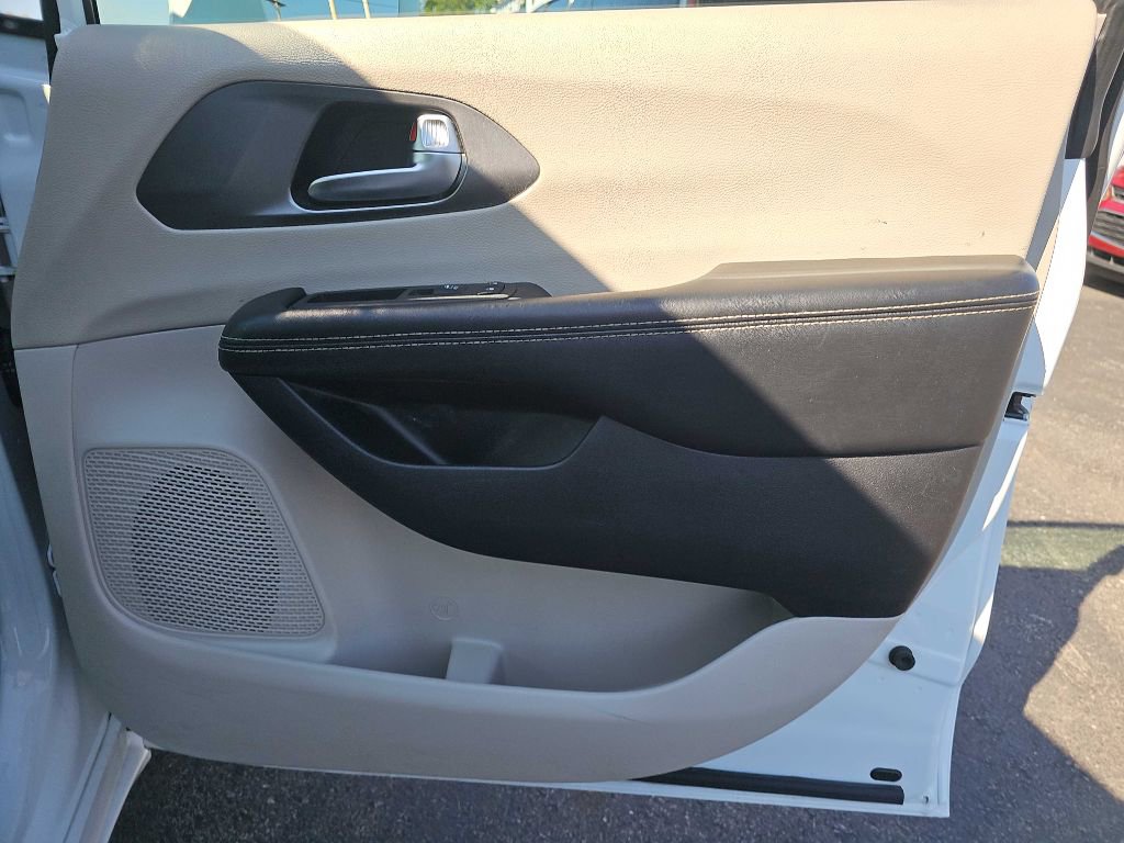 Used 2022 Chrysler Pacifica Touring-L w/ Uconnect Theater Family Group image 57