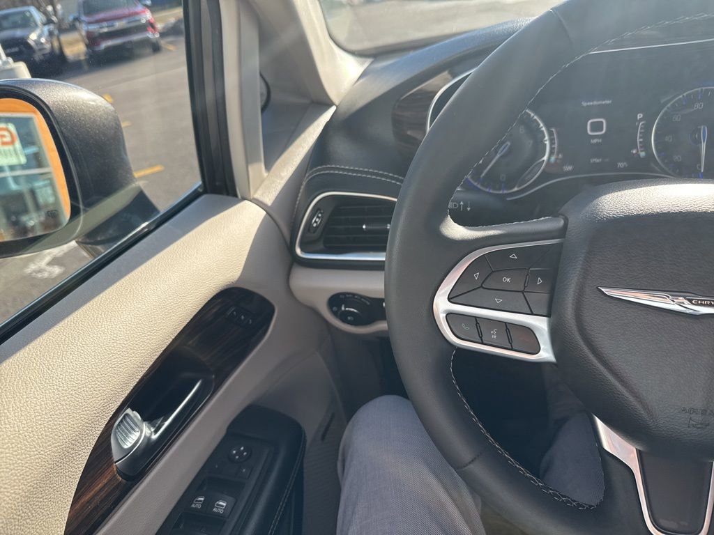 Used 2022 Chrysler Pacifica Limited w/ Uconnect Theater Family Group image 37