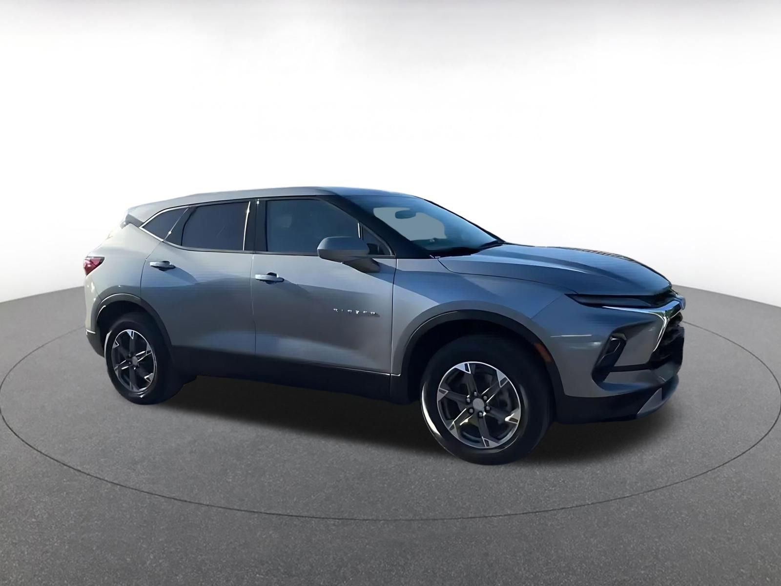 Used 2025 Chevrolet Blazer LT image 2