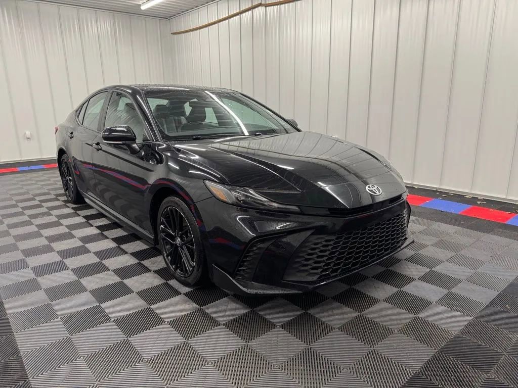 Used 2025 Toyota Camry SE image 2