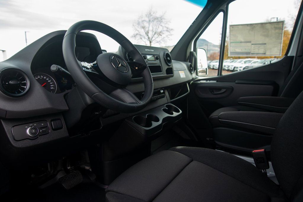 Used 2025 Mercedes-Benz Sprinter 2500 image 34