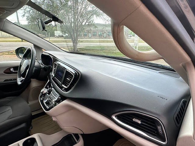 Used 2021 Chrysler Voyager L FWD image 11