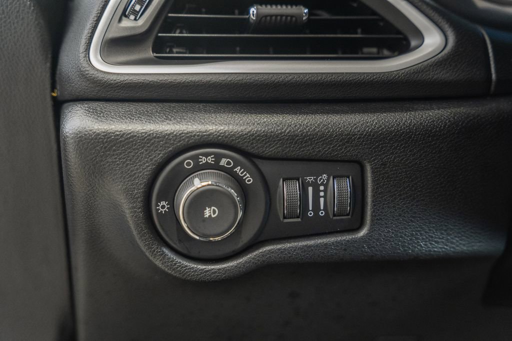 Used 2025 Chrysler Pacifica Select image 45