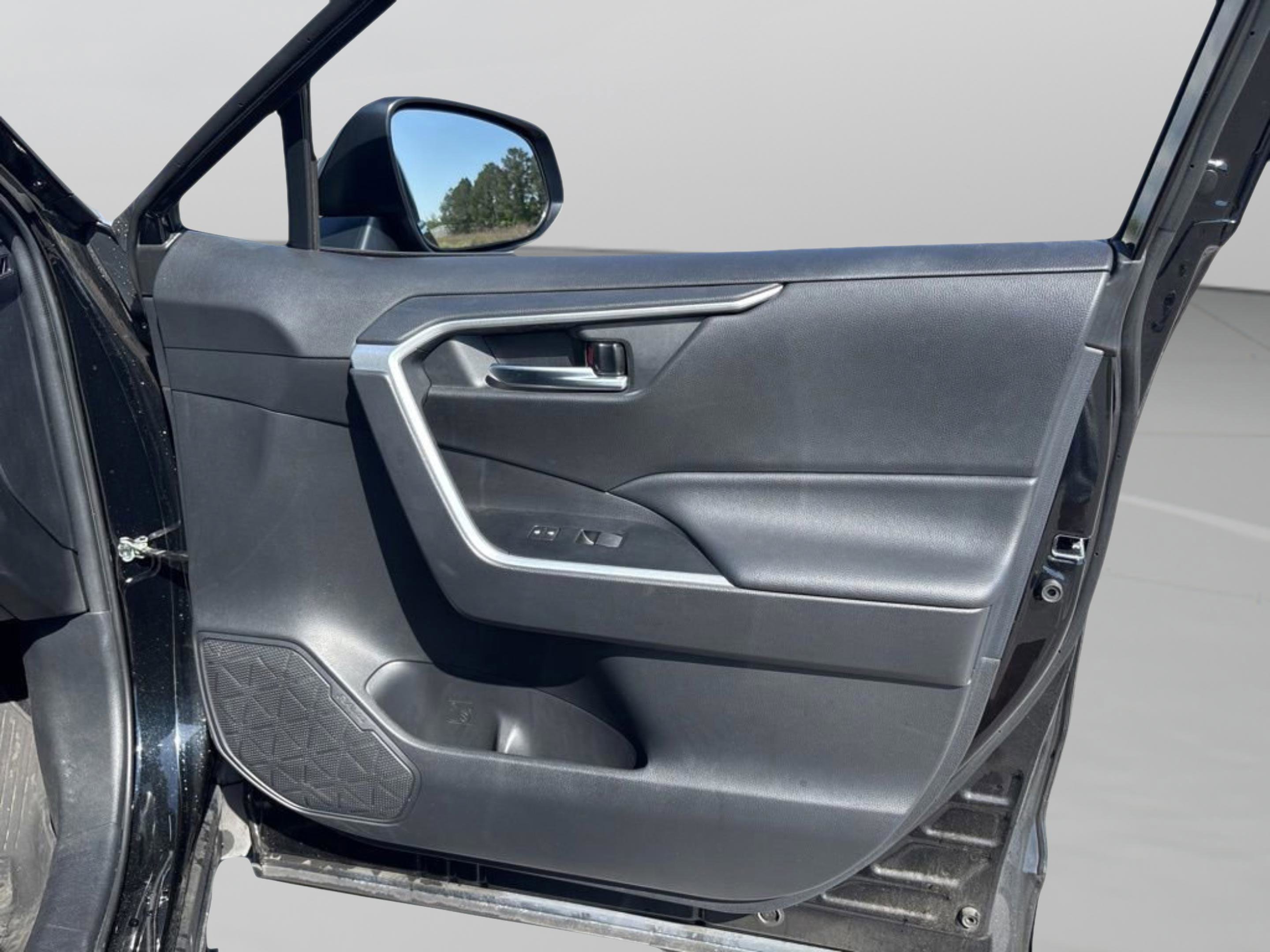 Used 2021 Toyota RAV4 XLE image 35