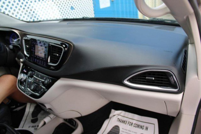 Used 2018 Chrysler Pacifica Touring-L Plus w/ Tire & Wheel Group image 11