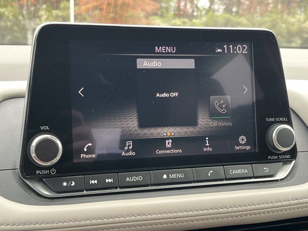 Used 2023 Nissan Rogue SV image 3