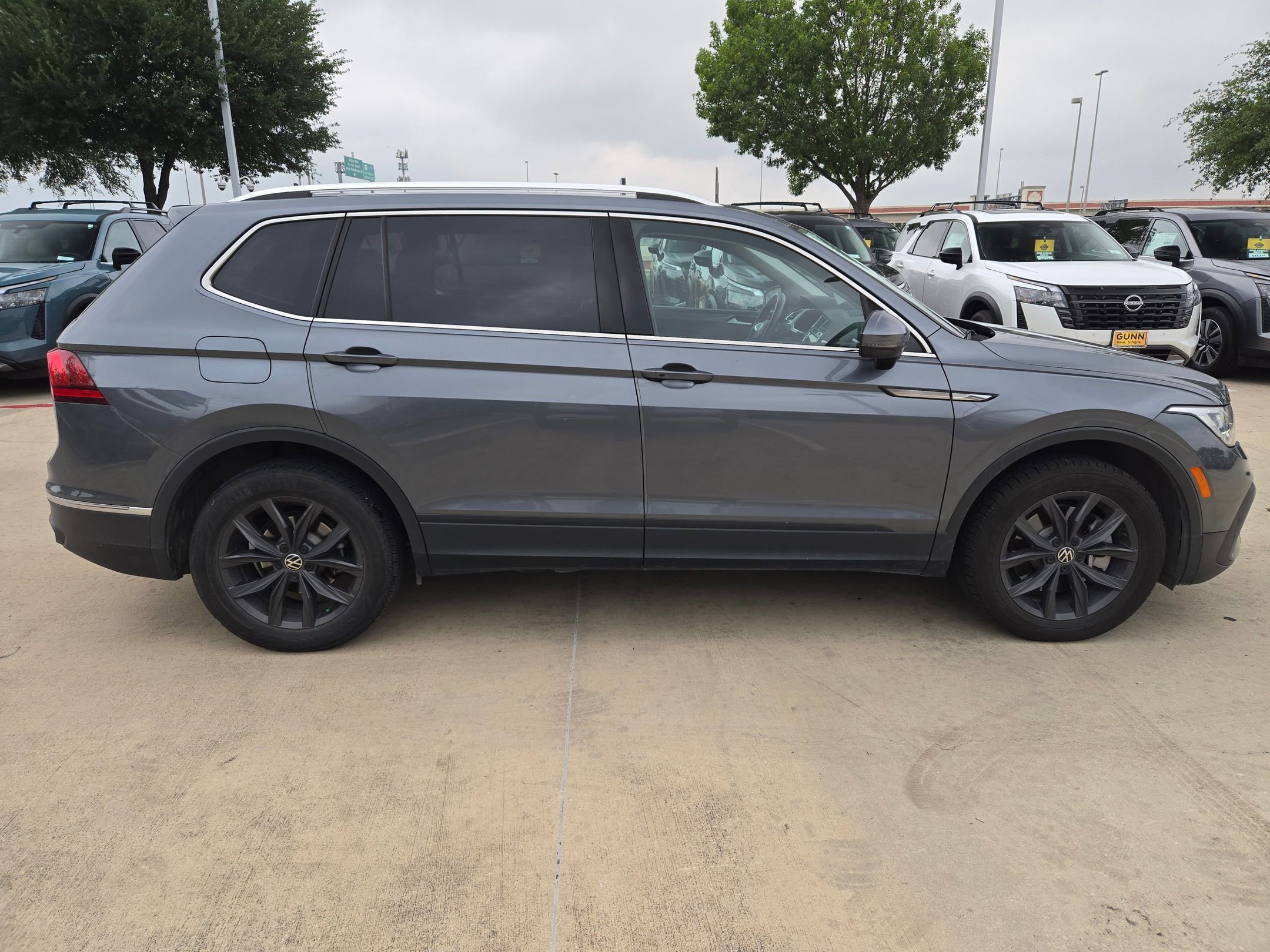 Used 2022 Volkswagen Tiguan SE FWD image 2