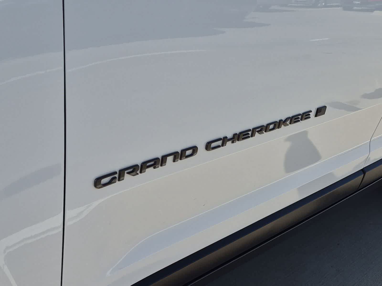Used 2025 Jeep Grand Cherokee Altitude RWD image 12